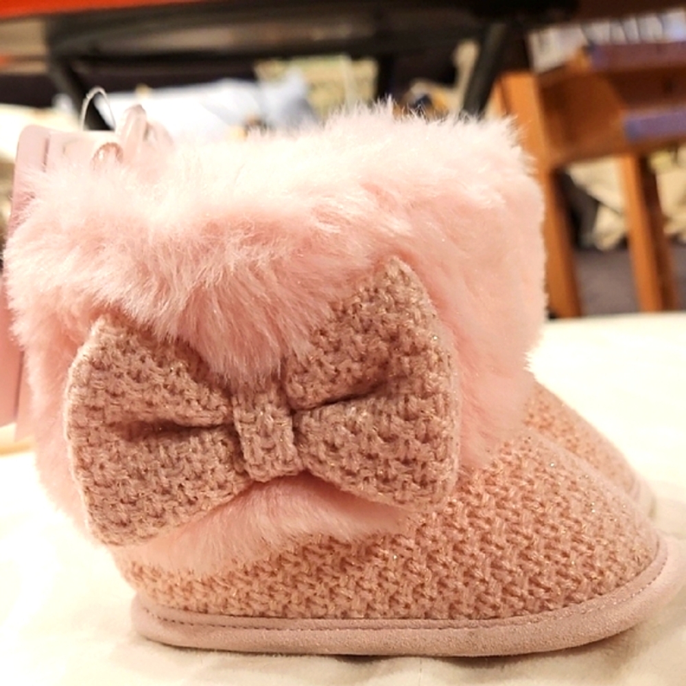 Cozy Pink Fur Baby Booties - Picture 4 of 8